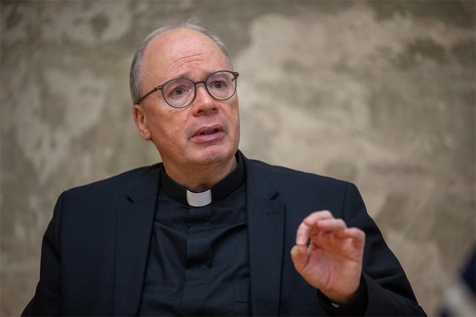 Bischof Stephan Ackermann erfuhr in einem Gottesdienst von den Anschlägen. (Archivbild)Harald Tittel/dpa