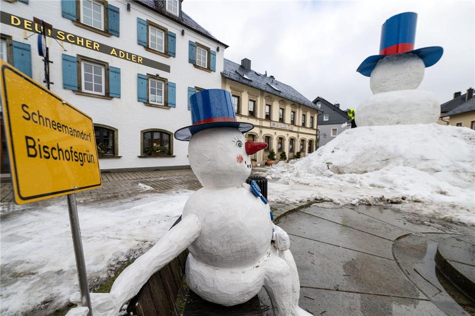 Bischofsgrün nennt sich auch „Schneemanndorf“ - weil hier zum 40. Mal ein riesiger Schneemann gebaut wird. Pia Bayer/dpa