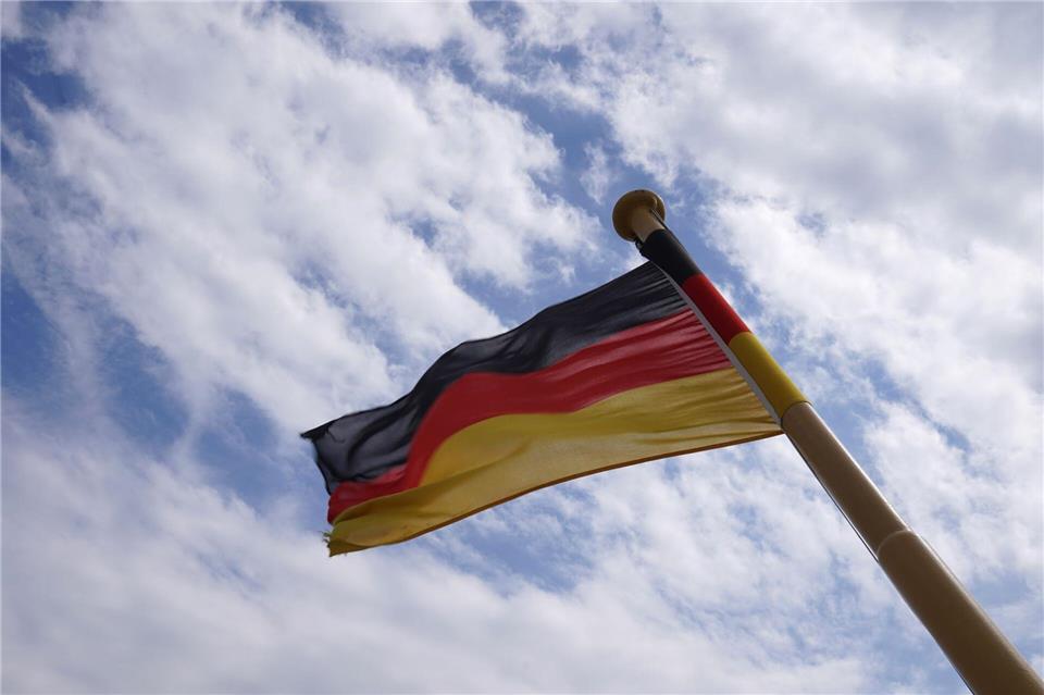 Bisher durften Deutsche mit Wohnsitz im Ausland auf Schiffen nicht die Bundesflagge hissen. (Symbolbild)Marcus Brandt/dpa