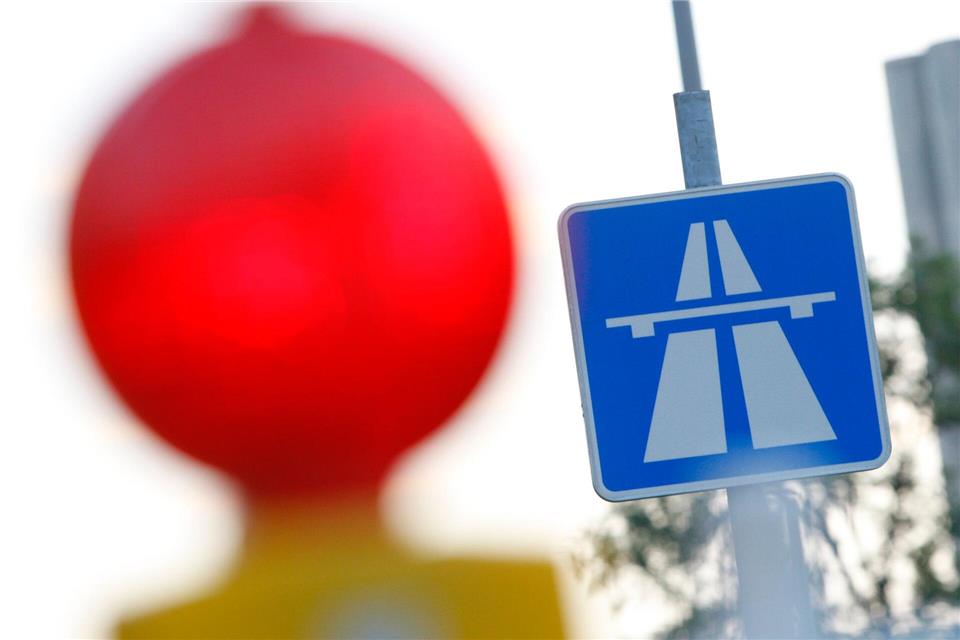 Avus gesperrt wegen kaputten Gullydeckels Bisher ist unklar, wie lange die Sperrung auf der A115 anhält. (Symbolbild)picture alliance / dpa