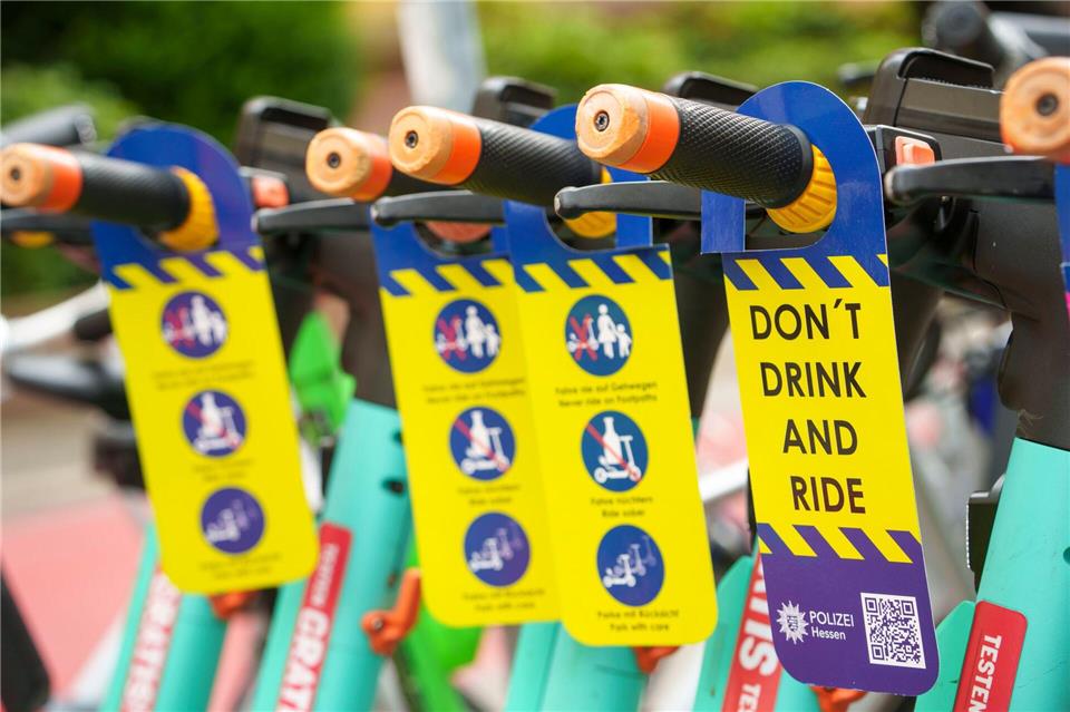 Bisher sind vier Firmen auf dem Markt. Für die E-Scooter gibt es in Frankfurt ausgewiesene Parkflächen. Gewarnt wird auch vor Unfällen. (Archivbild)Andreas Arnold/dpa
