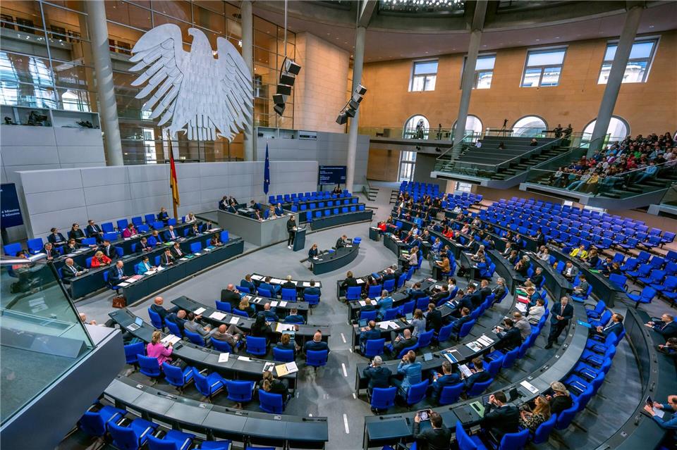 Bisher sollen die Diäten der 630 Bundestagsabgeordneten zum 1. Juli um 497 Euro steigen. (Symbolbild) Michael Kappeler/dpa