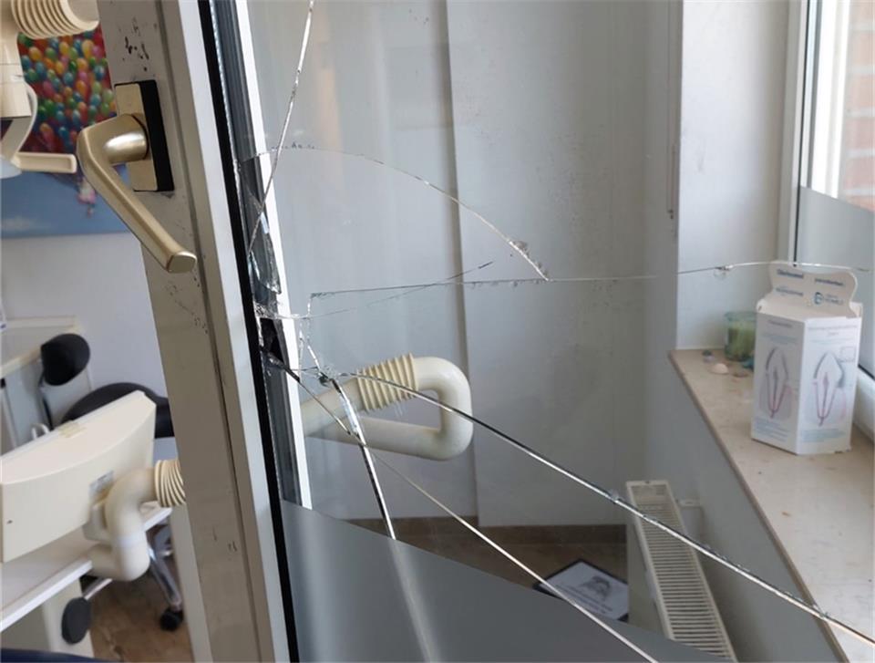 Bislag unbekannte Täter haben dieses Fenster eingeschlagen und aufgehebelt.