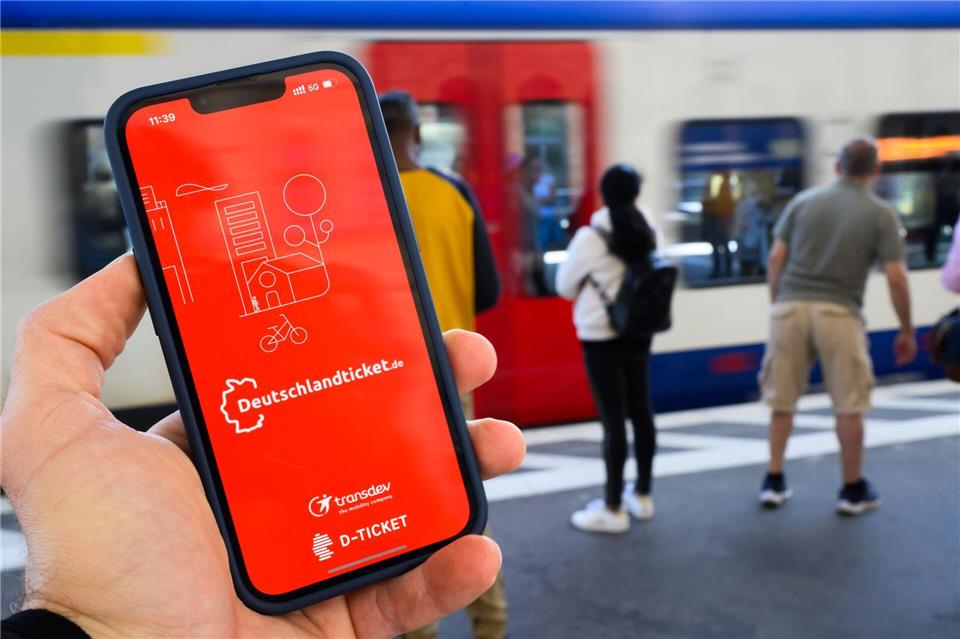 Bislang darf der die Einnahmen aus dem Deutschlandticket behalten, der es verkauft. Das sorgt mancherorts für Verstimmung. (Archivbild)Julian Stratenschulte/dpa