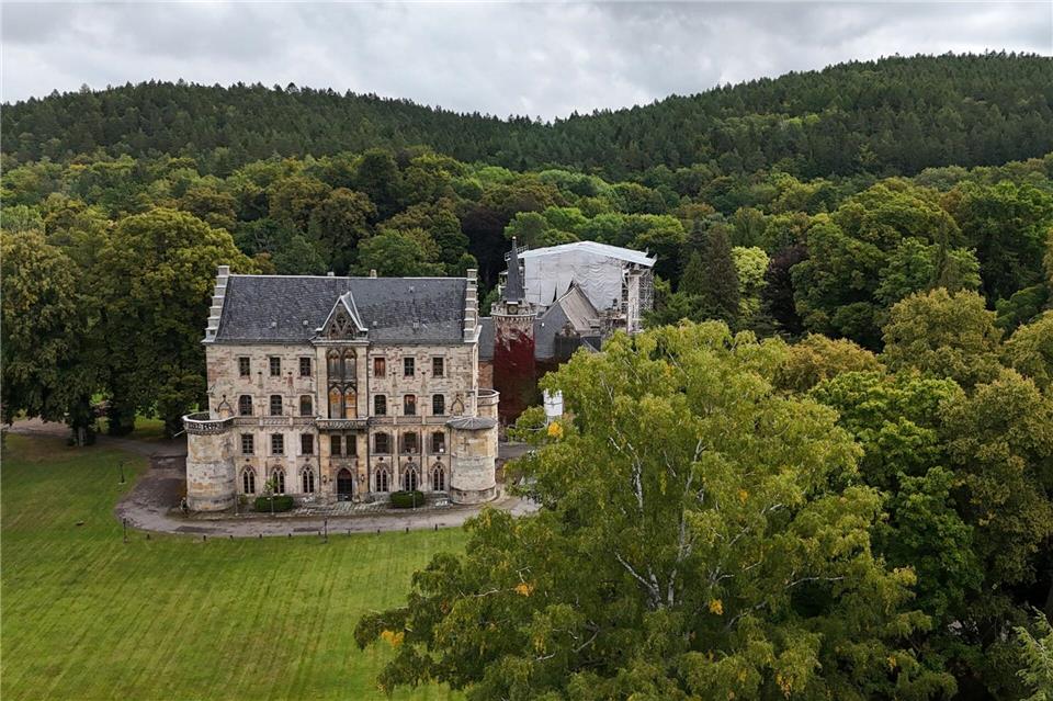 Bislang hat das Land fast acht Millionen Euro in die Hand genommen, um Schloss, Park und Kapelle zu sanieren. (Archivbild)Martin Schutt/dpa