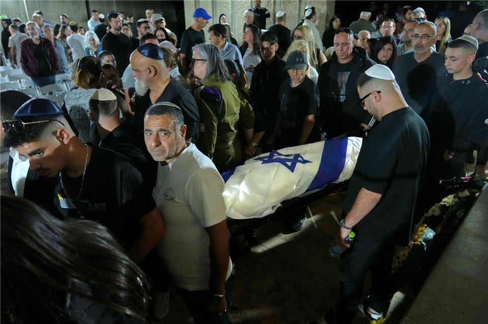 Bislang hat die Hamas neun Geisel-Leichen an Israel übergeben. Francisco Seco/AP/dpa
