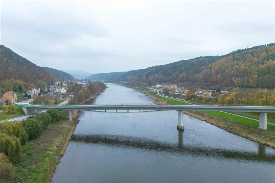 Bislang ist unklar, ab wann und in welchem Umfang die Elbbrücke in Bad Schandau wieder genutzt werden kann.Daniel Wagner/dpa