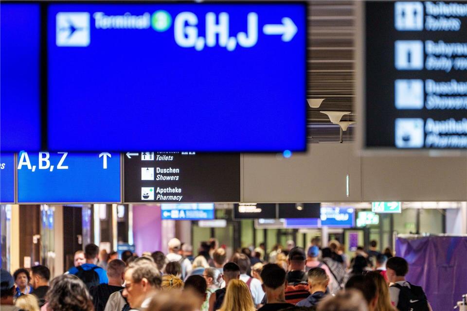 Bislang laufe die Abfertigung der Fluggäste reibungslos, so eine Fraport-Sprecherin.Andreas Arnold/dpa