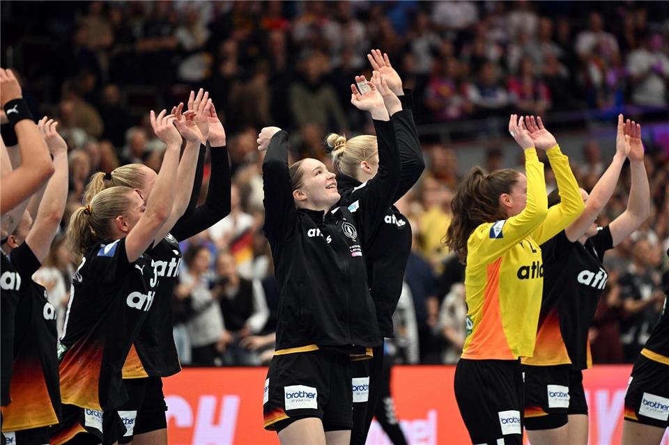Bislang nicht zu stoppen: Die deutschen Handballerinnen spazieren ins WM-Viertelfinale. Federico Gambarini/dpa