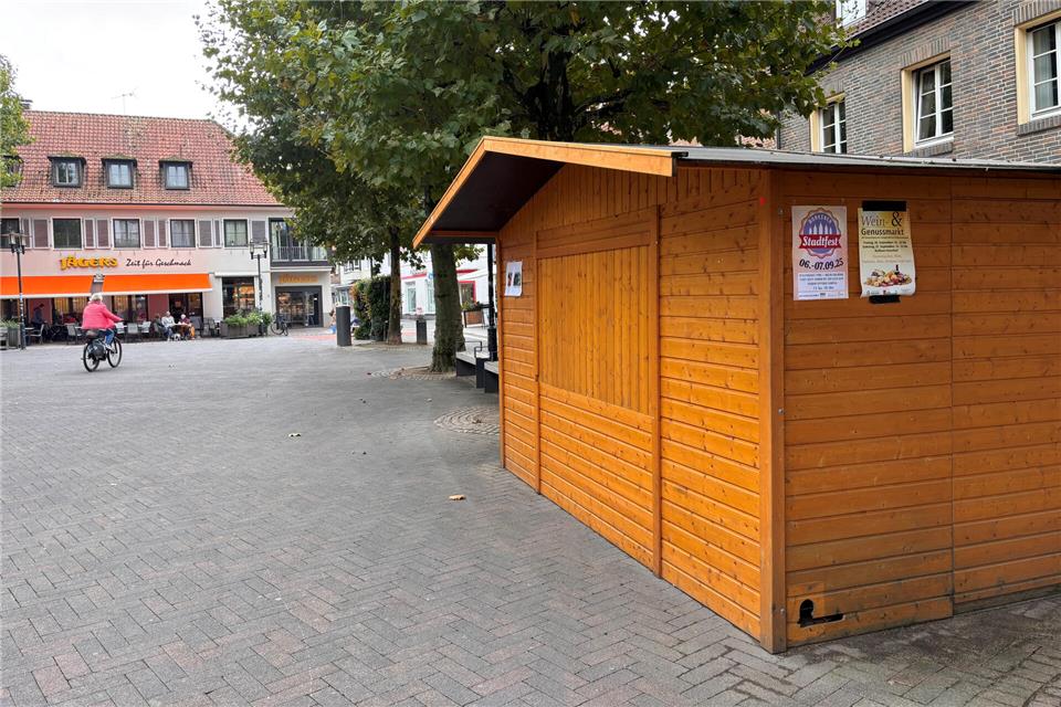 Bislang steht diese Hütte auf dem Marktplatz.