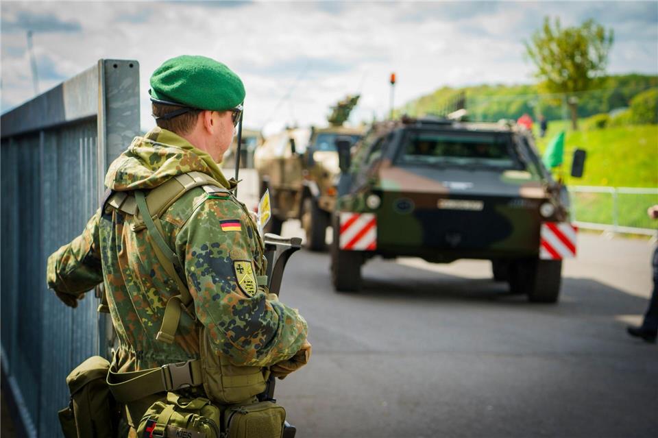 Bislang waren für militärische Großtransporte Einzelerlaubnisse nötig. (Archivbild)Andreas Arnold/dpa