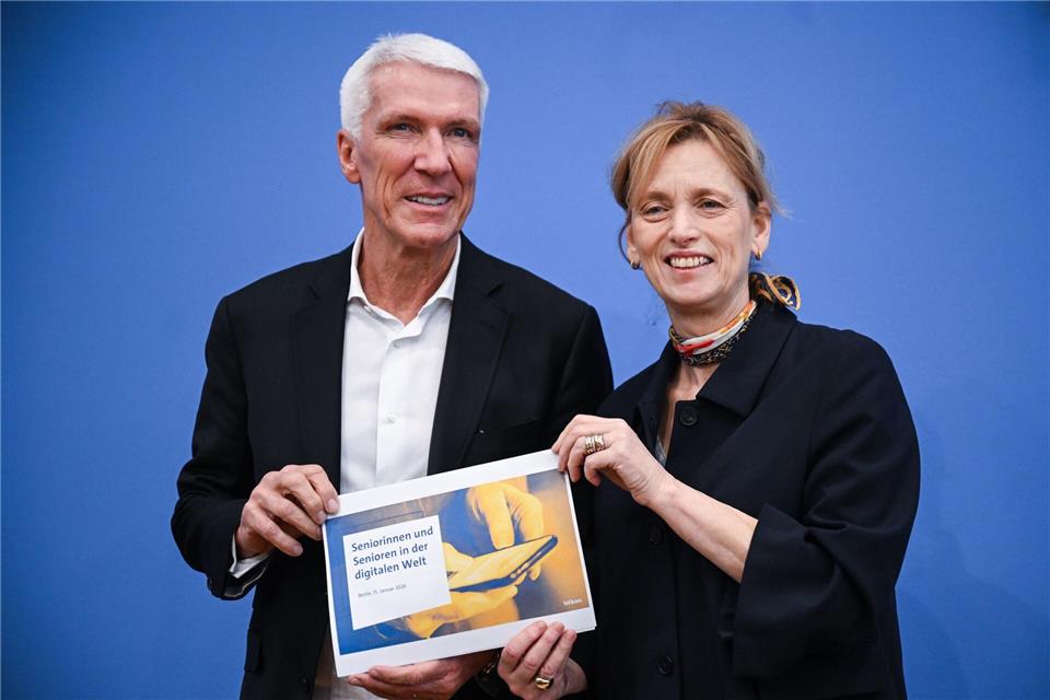 Bitkom-Chef Wintergerst und Seniorenministerin Prien stellten die Ergebnisse der Befragung „Seniorinnen und Senioren in der digitalen Welt“ vor.Britta Pedersen/dpa