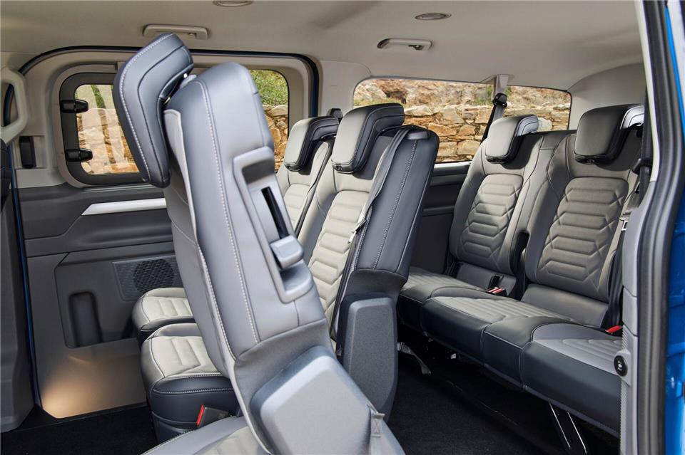 Bitte Platz nehmen: Bis zu 9 Personen finden Platz im neuen Transporter Caravelle. Volkswagen AG/dpa-tmn