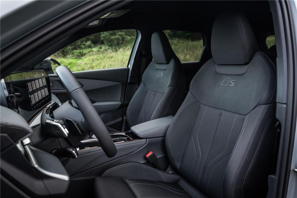 So will der neue Audi Q3 die SUV-Konkurrenz überstrahlen Bitte Platz nehmen: Das Raumangebot beschreibt der Tester als „vorn solide“ und „hinten ausreichend“.Audi AG/dpa-tmn
