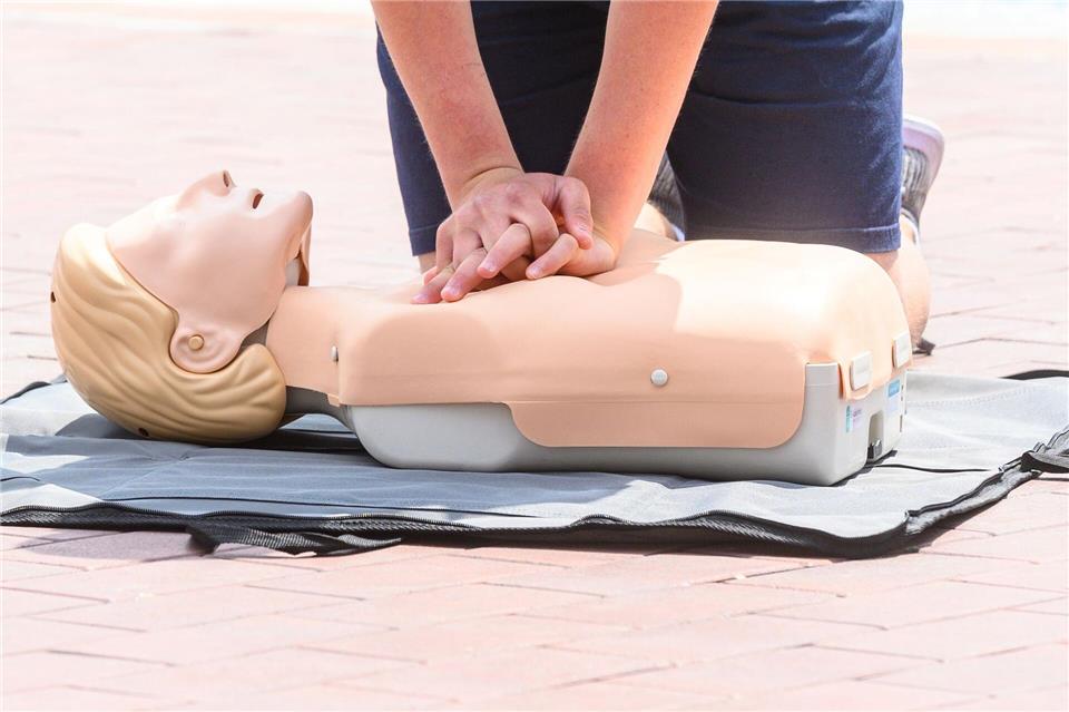 Bitte beherzt zudrücken: Einer Herzdruckmassage sollte man nicht zu zögerlich angehen. Armin Weigel/dpa-tmn