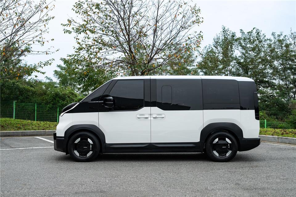Konkurrenz für Bulli & Co. – Kias neuer E-Kleintransporter  Bitte einsteigen: Hier zeigt sich der PV5, als Kleinbus für bis zu sieben Personen.Kia/dpa-tmn