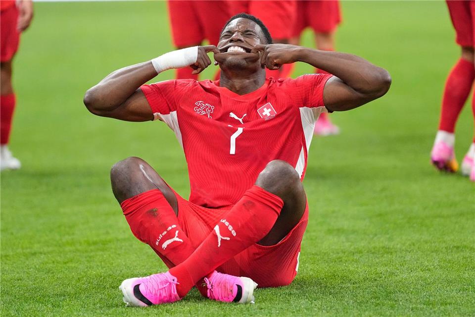 Bitte lächeln: Embolo jubelt im Sitzen.Lindsey Wasson/AP/dpa