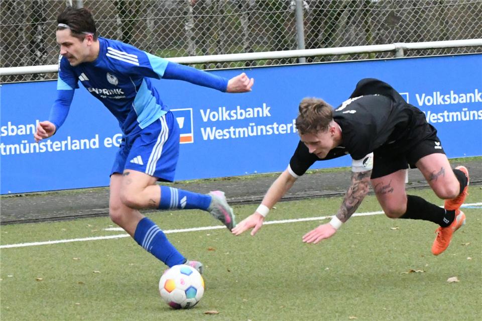Bitte nicht wieder straucheln! Raphael Niehoff (rechts) und der Bezirksligist SC Reken haben im Heimspiel gegen SW Holtwick einen dreifachen Punktgewinn fest im Blick.