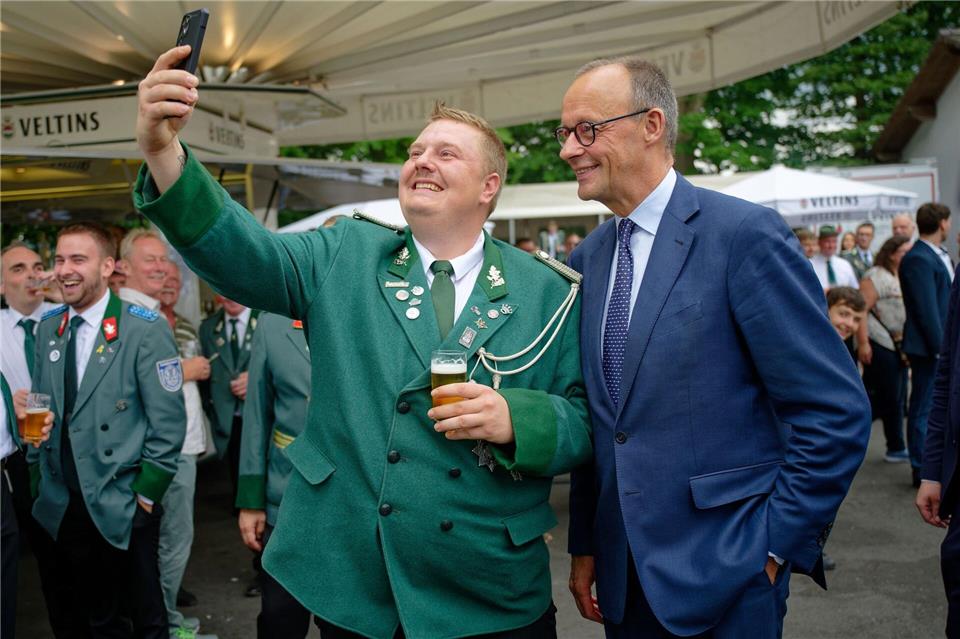 Bitte recht freundlich: Im vergangenen Sommer hatte Dorfbewohner Friedrich Merz auch das Schützenfest besucht. (Archivbild)Henning Kaiser/dpa