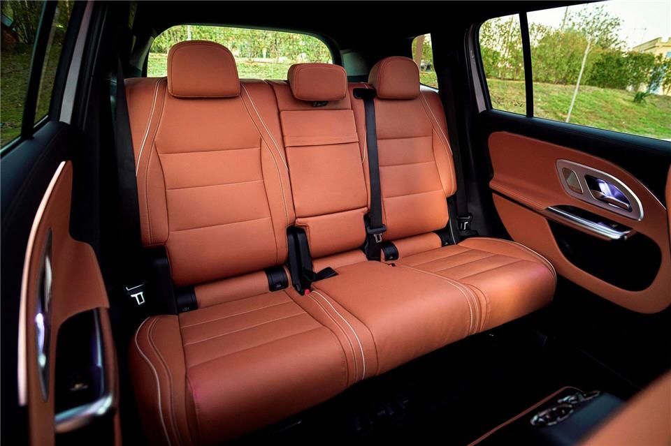 Bitte reichlich Platz nehmen: Bis zu sieben Personen können im GLB mitfahren.Mercedes-Benz AG/dpa-tmn