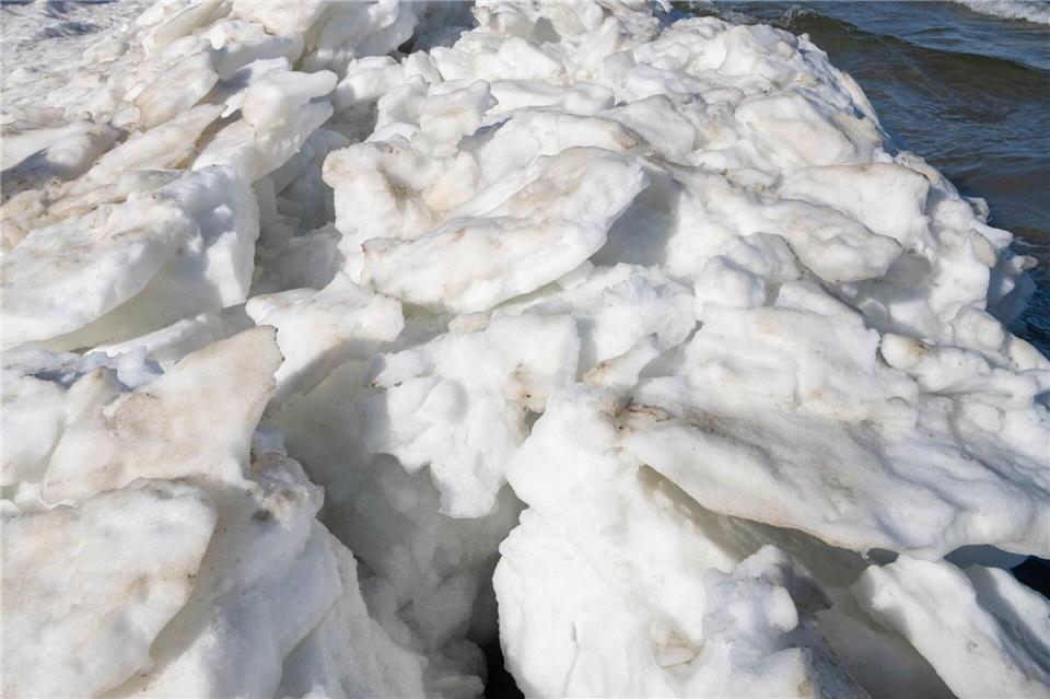 Bizarre Eisstrukturen zum meteorologischen Frühlingauftakt am Strand von Zempin auf Usedom.  Stefan Sauer/dpa