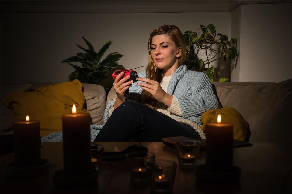 Blackout? Taschenlampe, Kerzen und Kurbelradio sorgen für Licht und Nachrichten auch ohne Netz.picture alliance / dpa-tmn