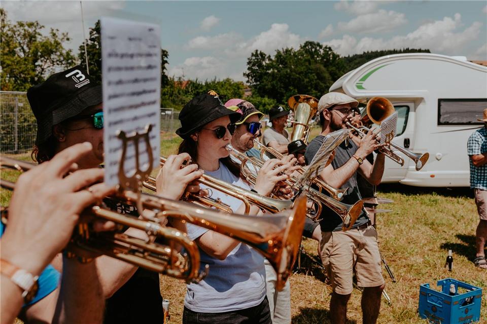 Blaskapellen beschallen ihre Umwelt allerorten - auch auf dem Fetsival-Campingplatz.Julian Quirchmair/Woodstock der Blasmusik/dpa-tmn