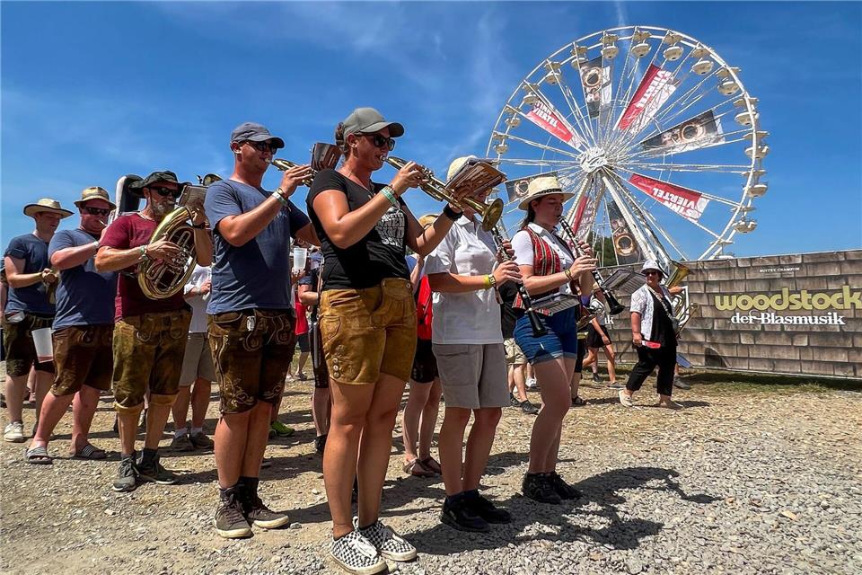 Blaskapellen ziehen vorbei, und sie werden länger: Auf dem Festival haben die Musizierenden oft eine Polonaise im Gefolge.Ralf Johnen/dpa-tmn
