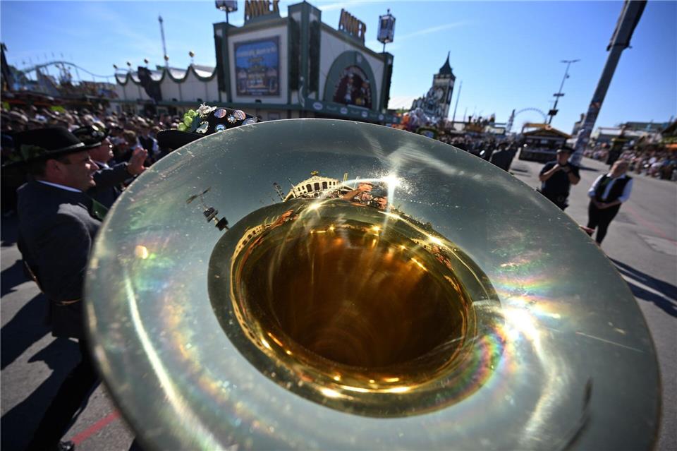 Blasmusik gehört auch zur Wiesn.Felix Hörhager/dpa
