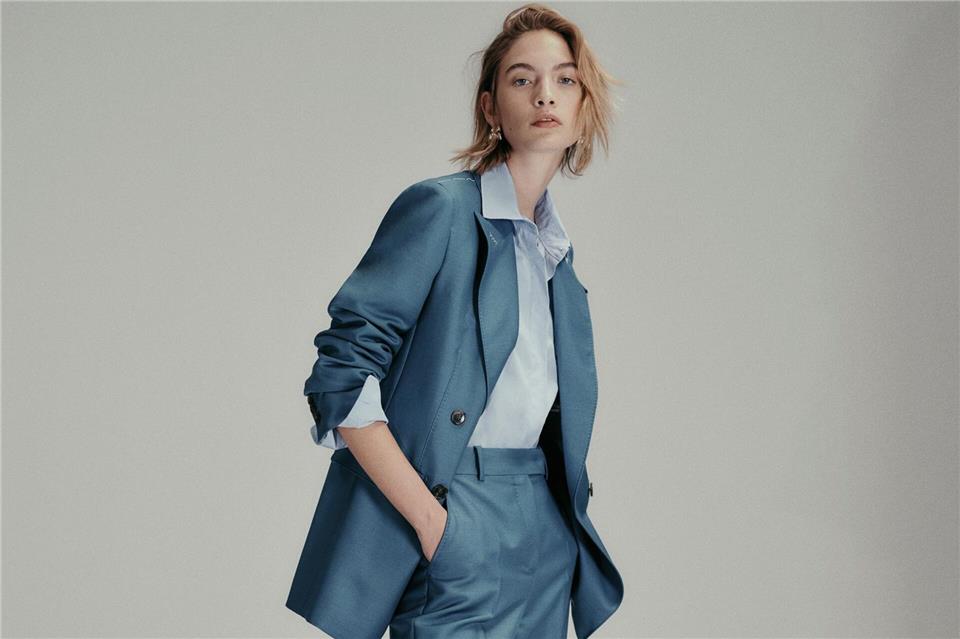 Blau, blau, blau sind alle meine Kleider: Modisch macht man in dieser Saison damit nichts falsch - auch wenn der Schatz kein Matrose ist. Hier ein eleganter Look in Eisblau von Max Mara (Blazer ca. 1.725 Euro, Hose ca. 485 Euro, Hemdbluse ca. 319 Euro, Mokassins ca. 679 Euro).Max Mara/dpa-tmn