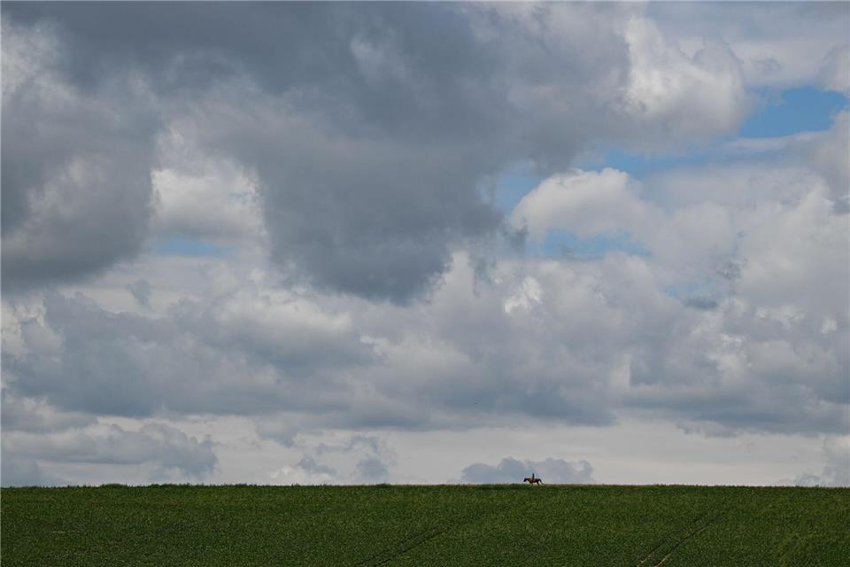 Blauer Himmel ist zum Wochenstart selten. (Archivbild)Arne Dedert/dpa