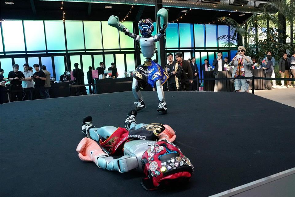 Blech-Duell: Humanoide Roboter geben eine Boxvorführung im südkoreanischen Seoul.Ahn Young-joon/AP/dpa