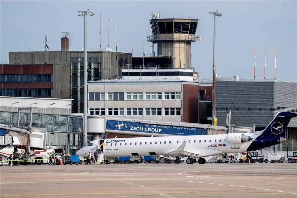 Bleiben am Donnerstag am Boden: Lufthansa-Flieger in Bremen. (Archivfoto)Hauke-Christian Dittrich/dpa