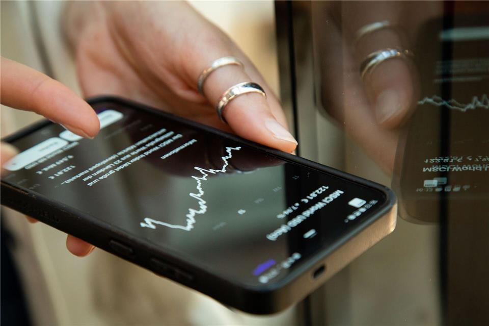 Bleiben die Erwartungen deutlich hinter der Realität zurück? Insbesondere bei Social Media wird mitunter mit falschen Versprechungen für die Geldanlage gelockt.Christin Klose/-/dpa-tmn