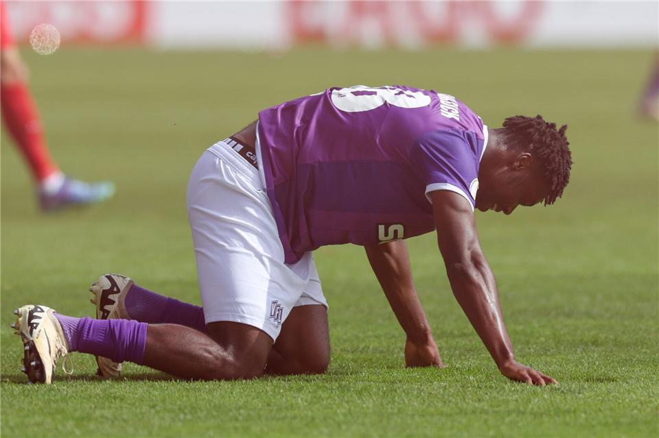 Bleiben in der 3. Liga am Boden: Der VfL Osnabrück und sein Mittelfeldspieler Bryang Kayo.Friso Gentsch/dpa