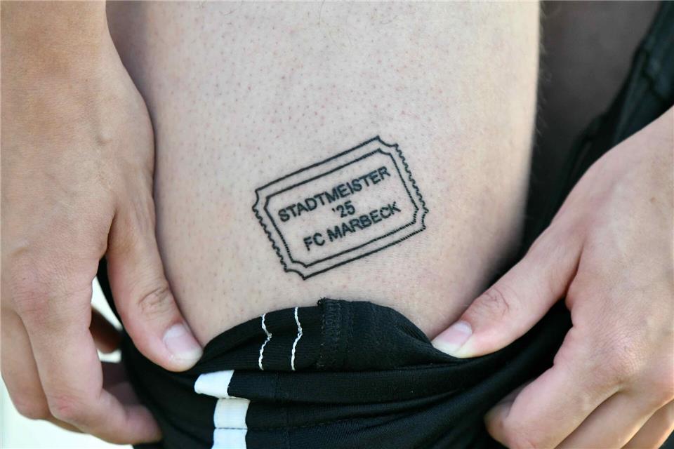 Bleibende Erinnerung: ein Tattoo nach dem Titelgewinn auf Spielerbeinen des B-Kreisligisten FC Marbeck – die Borkener Stadtmeisterschaft wirkt nach.