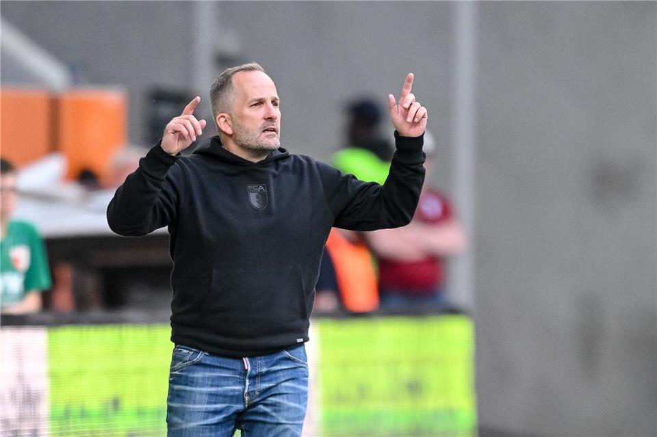 Bleibt Manuel Baum über den Sommer hinaus Augsburg-Trainer? Harry Langer/dpa