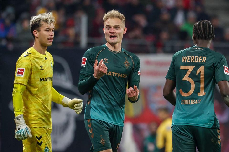 Bleibt bei Werder Bremen: Abwehrspieler Amos Pieper (M). (Archivbild)Jan Woitas/dpa