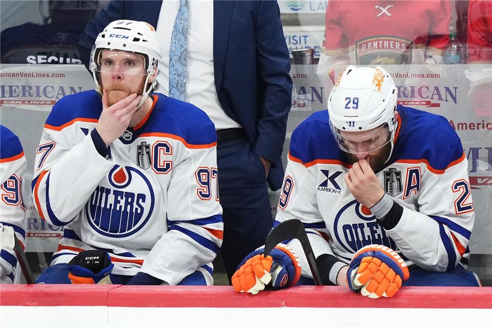 Bleibt bei den Oilers: Connor McDavid (97). Leon Draisaitl freut’s.Nathan Denette/The Canadian Press/AP/dpa