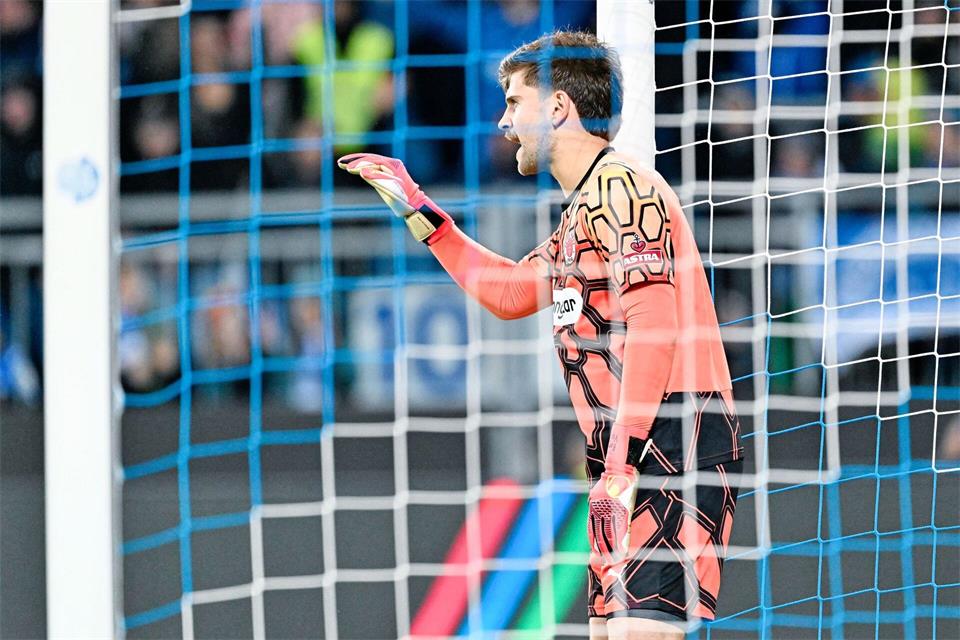 Bleibt beim FC St. Pauli: Der neue Stammtorwart Ben Voll. (Archivbild)Uwe Anspach/dpa