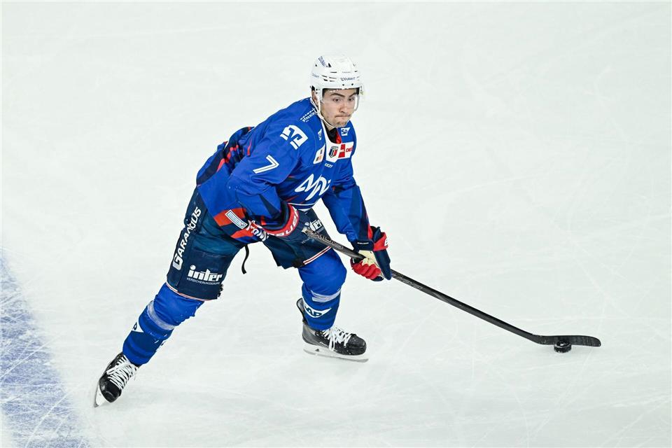 Bleibt den Adlern treu: Verteidiger John Gilmour. (Archivbild)Uwe Anspach/dpa