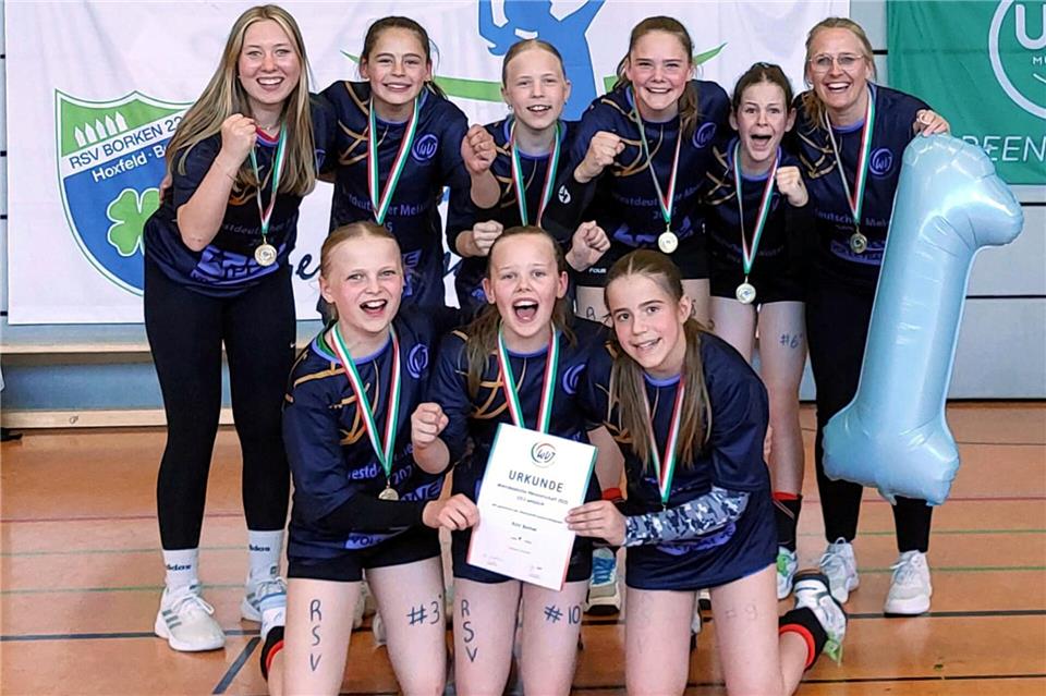 Bleibt die Nummer eins im Volleyball-Westen: Die U13 des RSV Borken verteidigte in Paderborn ihren Titel.