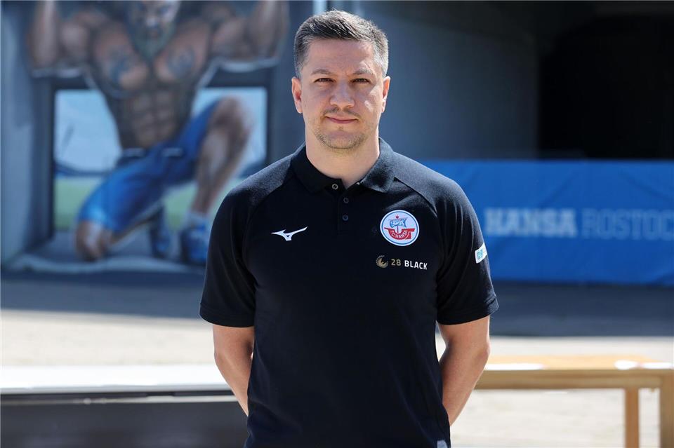 Bleibt ebenfalls bei Hansa Rostock: Sportdirektor Amir ShapourzadehBernd Wüstneck/dpa