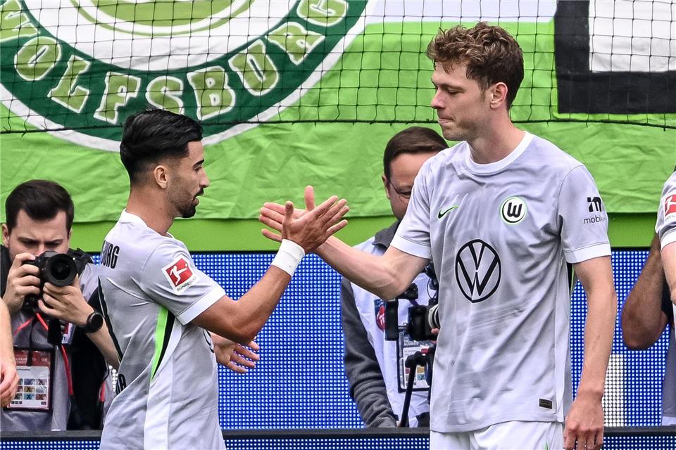 Bleibt er oder geht er? Wolfsburg-Stürmer Mohammed Amoura (l).Harry Langer/dpa