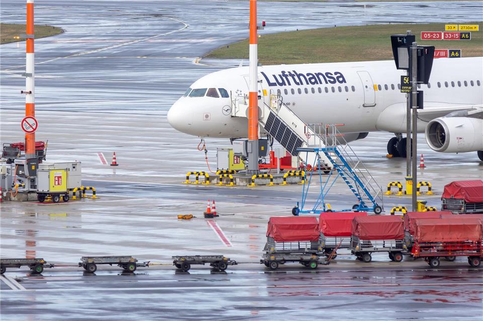 Bleibt heute mit großer Wahrscheinlichkeit am Boden: ein Flieger der Lufthansa am Hamburger Flughafen.Bodo Marks/dpa