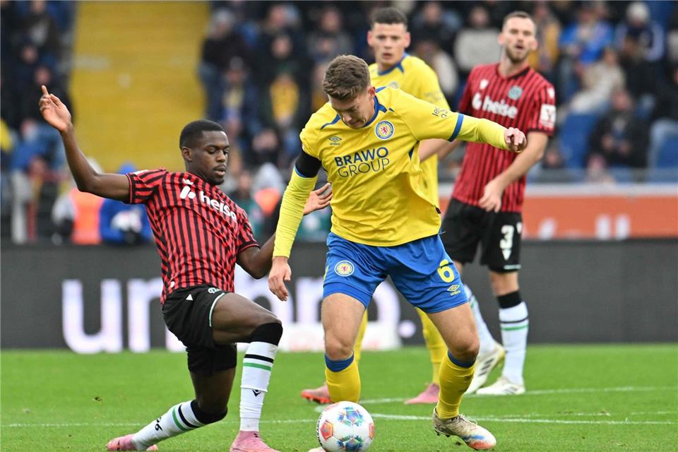 Bleibt in Braunschweig: Die bisherige Nürnberger Leihgabe Florian Flick (r).Swen Pförtner/dpa