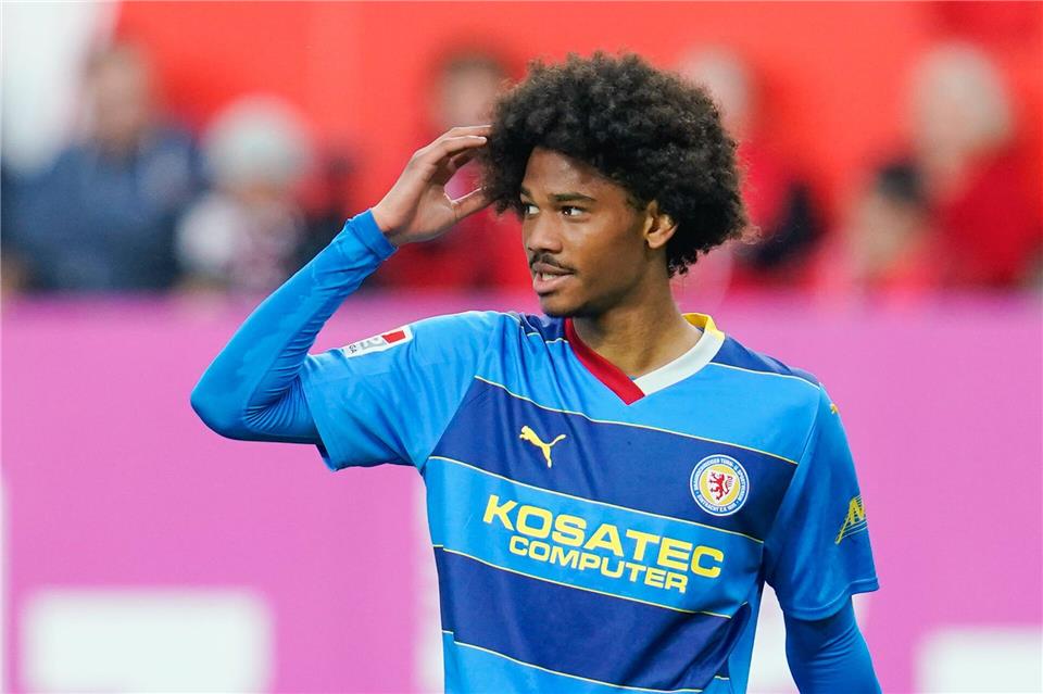 Bleibt in Braunschweig: Offensivspieler Sidi Sané.Uwe Anspach/dpa