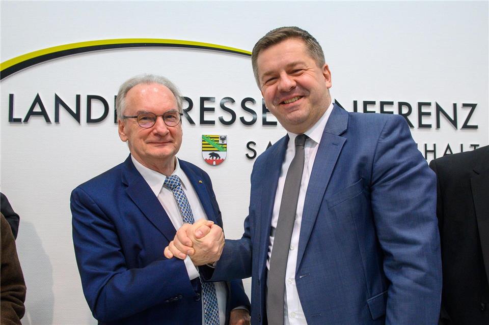 Bleibt noch ein paar Monate Mitglied im Landtag von Sachsen-Anhalt: Reiner Haseloff (CDU) mit seinem designierten Nachfolger Sven Schulze. (Archivbild)Klaus-Dietmar Gabbert/dpa