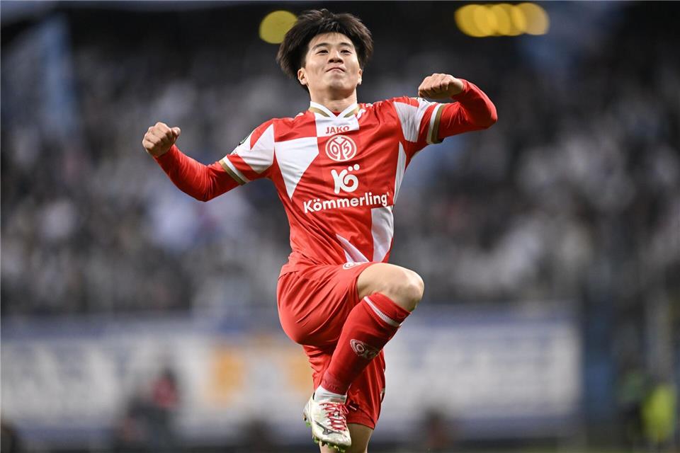 Bleibt über den Sommer hinaus in Mainz: Sota Kawasaki. (Archivbild) Jakub Kaczmarczyk/PAP/dpa