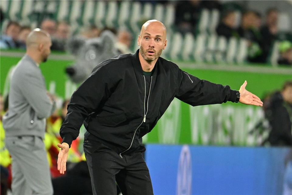 Bleibt vorerst Wolfsburg-Trainer: Der Niederländer Paul Simonis.Swen Pförtner/dpa